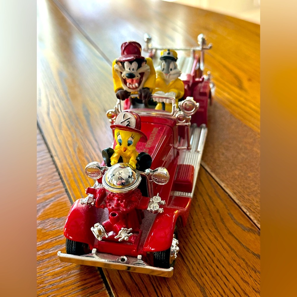 RARE WARNER BROS GALLERY 1937 AHRENS-FOX DIECAST ERTL COLLECTIBLES FEAT. TAZ GUC